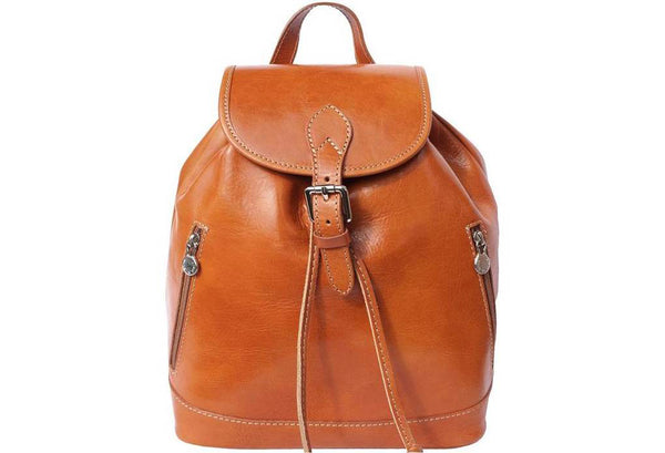 Unmissable accessory: the leather backpack